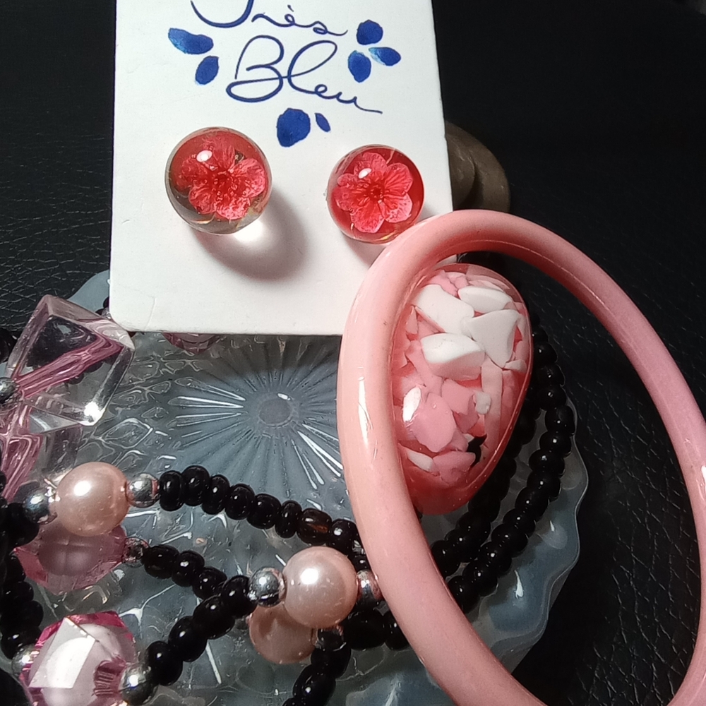 Think Pink Jewelry Lot Très Bleu Blossom Posts, Lucite Gem Necklace, Pink Bangle